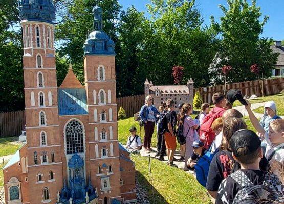 uczniowie w Parku Miniatur