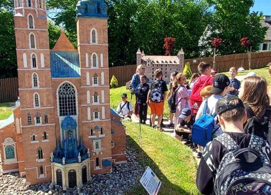 uczniowie w Parku Miniatur