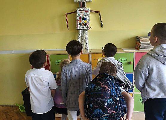 chłopcy podziwiaja wspólnie wykonaną pracę - robota