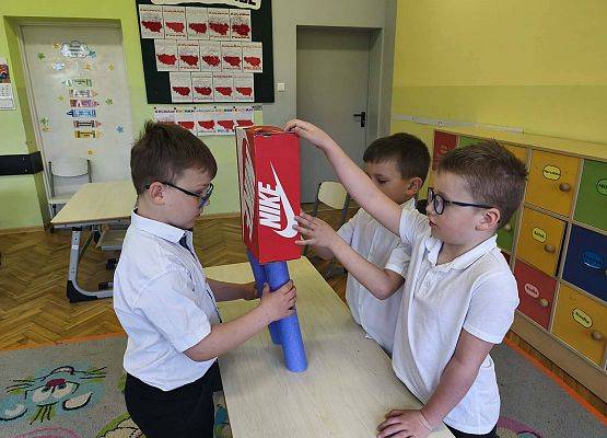 uczniowie pracują zespołowo