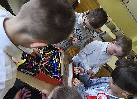 uczniowie pracują zespołowo
