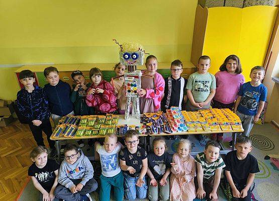 uczniowie z robotem i nagrodami