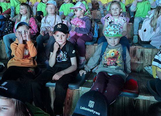 dzieci oglądają film