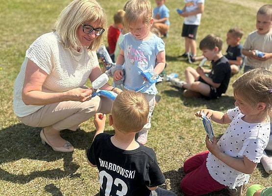 pani wicedyrektor rozdaje lody przedszkolaczkom