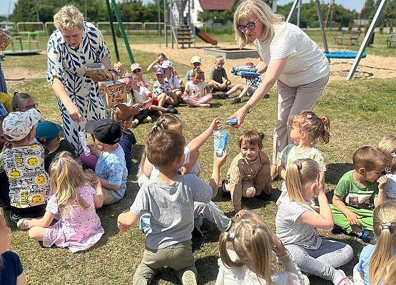 pani wicedyrektor rozdaje lody przedszkolaczkom