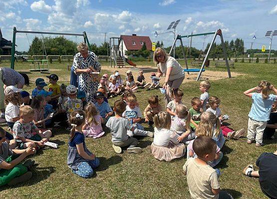 pani wicedyrektor rozdaje lody przedszkolaczkom