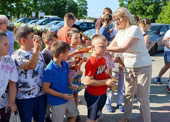 pani wicedyrektor rozdaje lody dzieciom