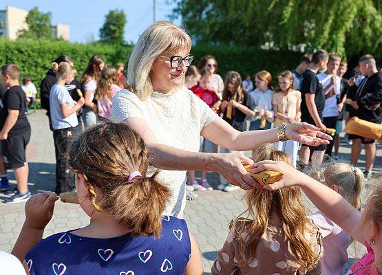 pani wicedyrektor rozdaje lody dzieciom