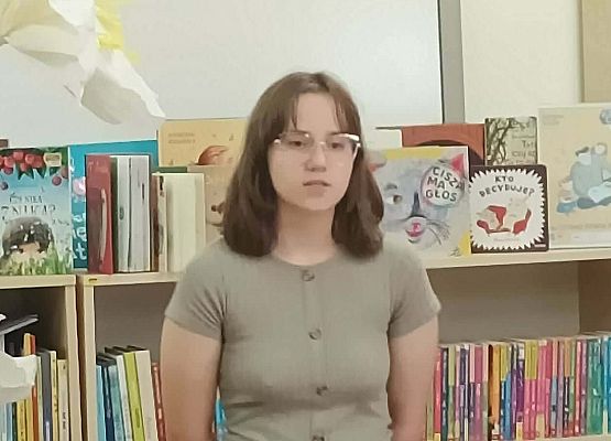 uczennica recytuje wiersz