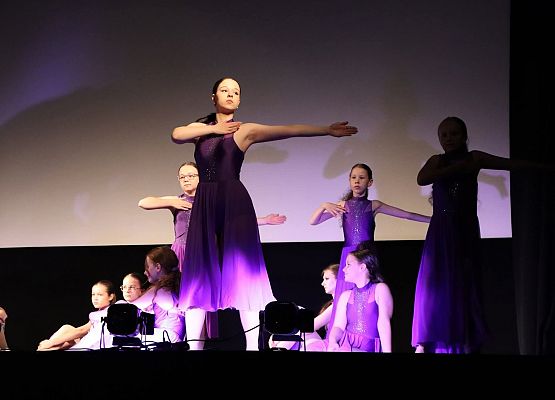 wykonawcy spektaklu tańczą na scenie
