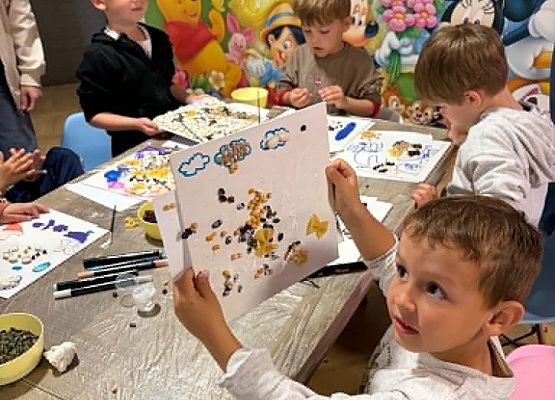 dzieci wykonują prace plastyczne