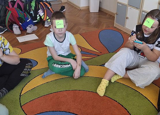 uczniowie podczas zajęć