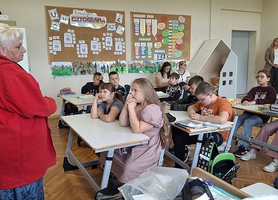 uczniowie podczas zajęć na temat bezpieczeństwa