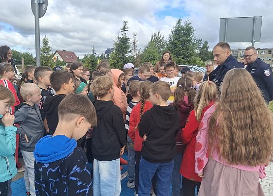 uczniowie podczas zajęć na temat bezpieczeństwa