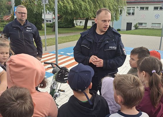 uczniowie podczas zajęć na temat bezpieczeństwa