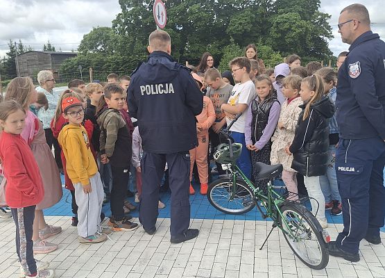 uczniowie podczas zajęć na temat bezpieczeństwa
