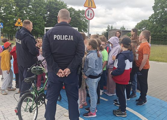 uczniowie podczas zajęć na temat bezpieczeństwa