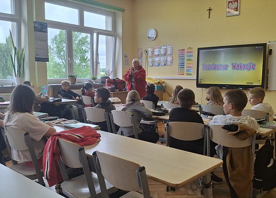 uczniowie podczas zajęć na temat bezpieczeństwa