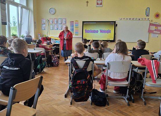 uczniowie podczas zajęć na temat bezpieczeństwa