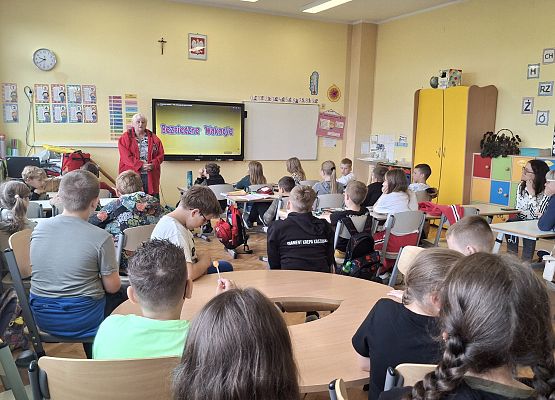 uczniowie podczas zajęć na temat bezpieczeństwa