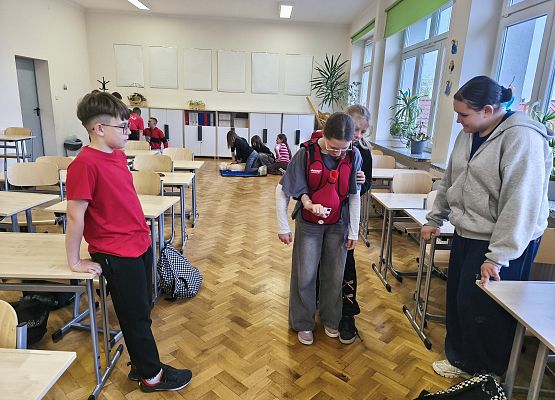 uczniowie podczas zajęć na temat bezpieczeństwa