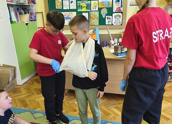 uczniowie podczas zajęć na temat bezpieczeństwa