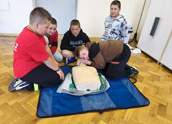 uczniowie podczas zajęć na temat bezpieczeństwa