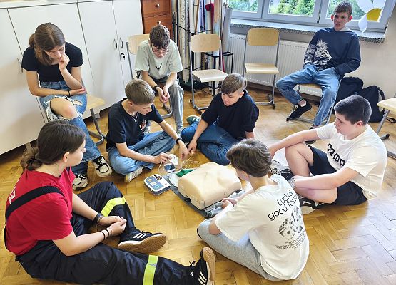uczniowie podczas zajęć na temat bezpieczeństwa