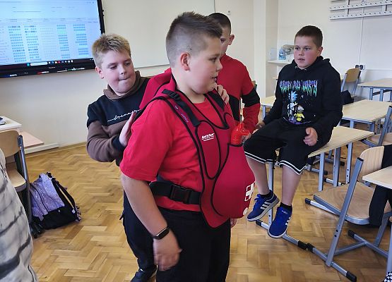 uczniowie podczas zajęć na temat bezpieczeństwa