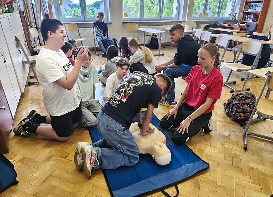 uczniowie podczas zajęć na temat bezpieczeństwa