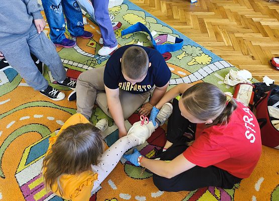 uczniowie podczas zajęć na temat bezpieczeństwa