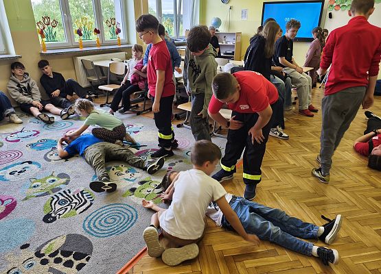 uczniowie podczas zajęć na temat bezpieczeństwa