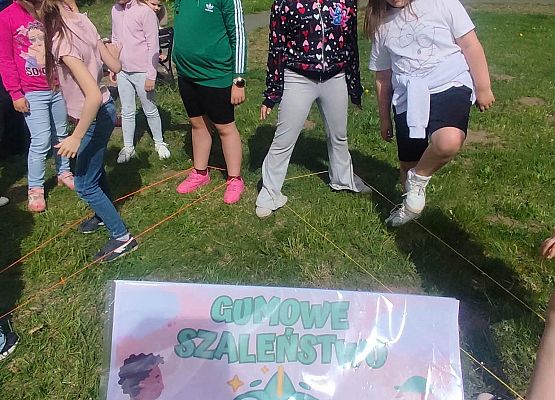 dzieci wykonują zadania