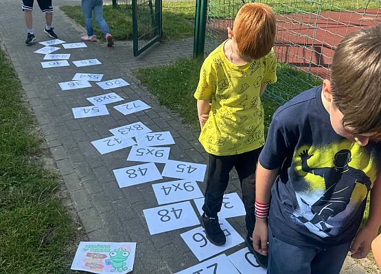 uczniowie wykonują zadania