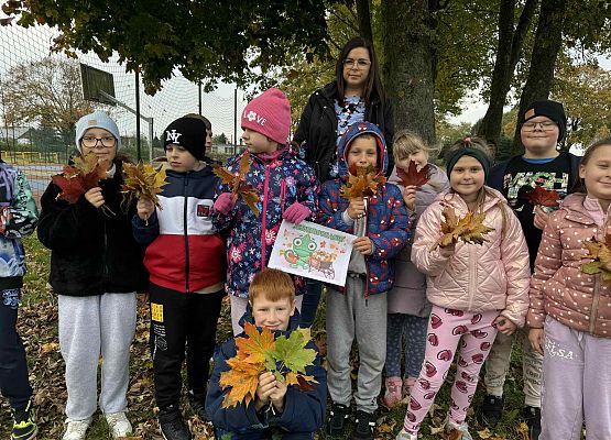 uczniowie prezentują zebrane dary jesieni