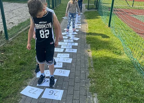 dzieci wykonują zadania
