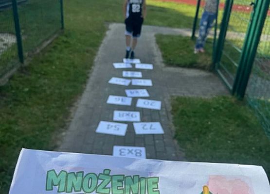 chłopiec wykonuje zadanie