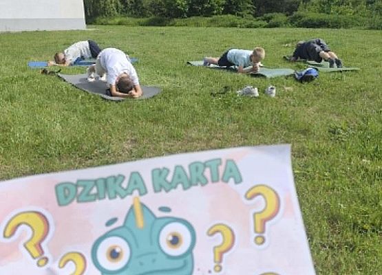 uczniowie ćwiczą