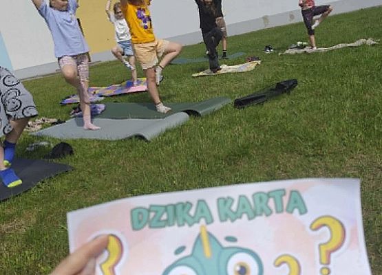 uczniowie ćwiczą