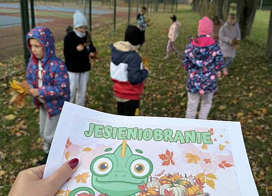 dzieci zbierają kolorowe liście