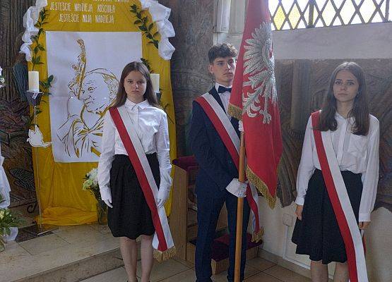 poczet sztandarowy ze sztandarem