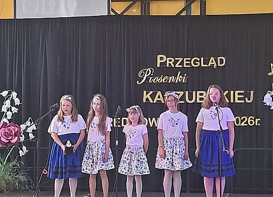 uczenniced występują na scenie