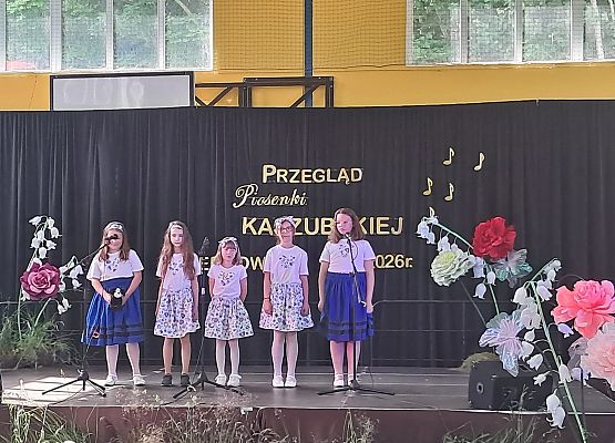 uczennice w strojach ludowych