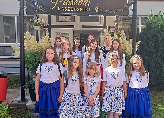 uczennice w strojach kaszubskich