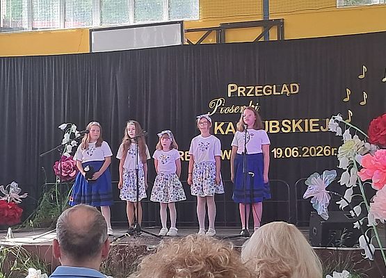 uczennice występują na scenie