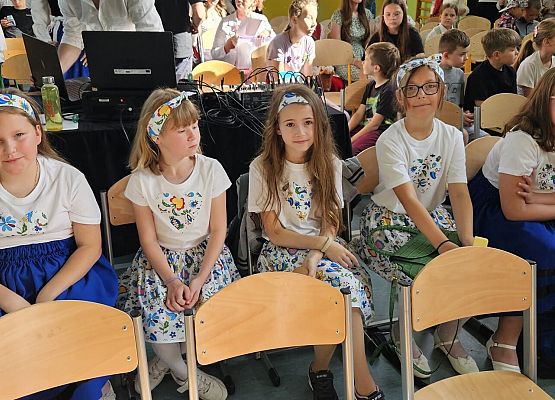 dziewczynki siedzą