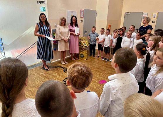 uczniowie stoją podczas podsumowania konkursu