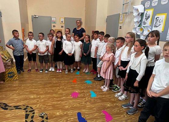 uczniowie stoją podczas podsumowania konkursu