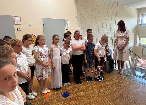 uczniowie stoją podczas podsumowania konkursu