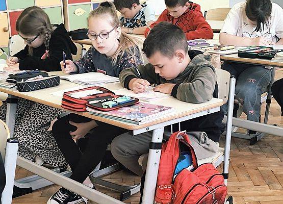 uczniowie wykonują zadania